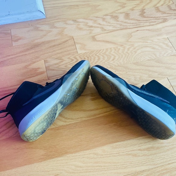 EUC Nike Air Zoom Strong 2 Metallic - Picture 3 of 3